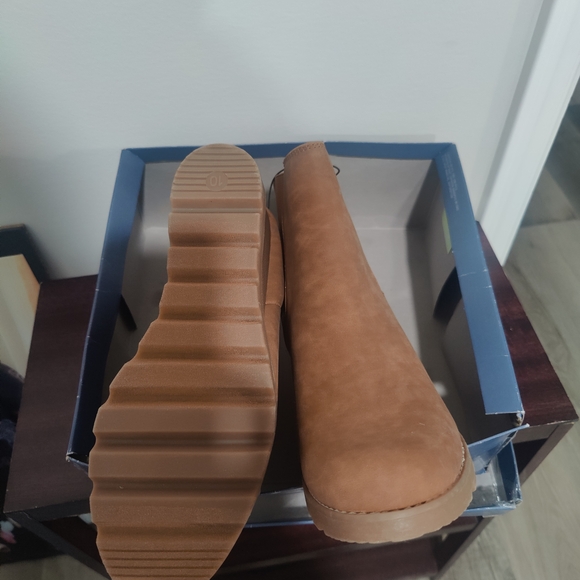 Chic Tan Suede Ankle Wedge Boots - Picture 5 of 6